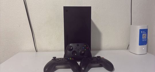 Xbox series X + 3 controllers