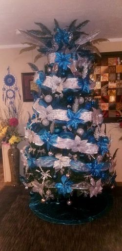 Buenas tardes estoy vendiendo un árbol de Navidad artificial nuevo en su caja es de 9 pies