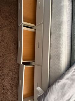 Twin size daybed with a trundle,mattress included.
