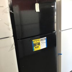 New Scratch And Dent Whirlpool 18.2 Cu Ft Top And Bottom Fridge. 1 Year Warranty 