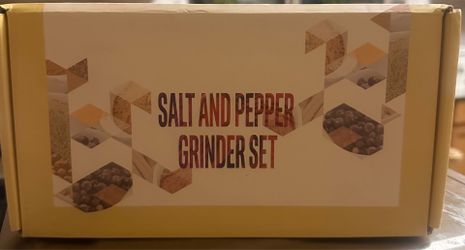 Salt and pepper grinder set