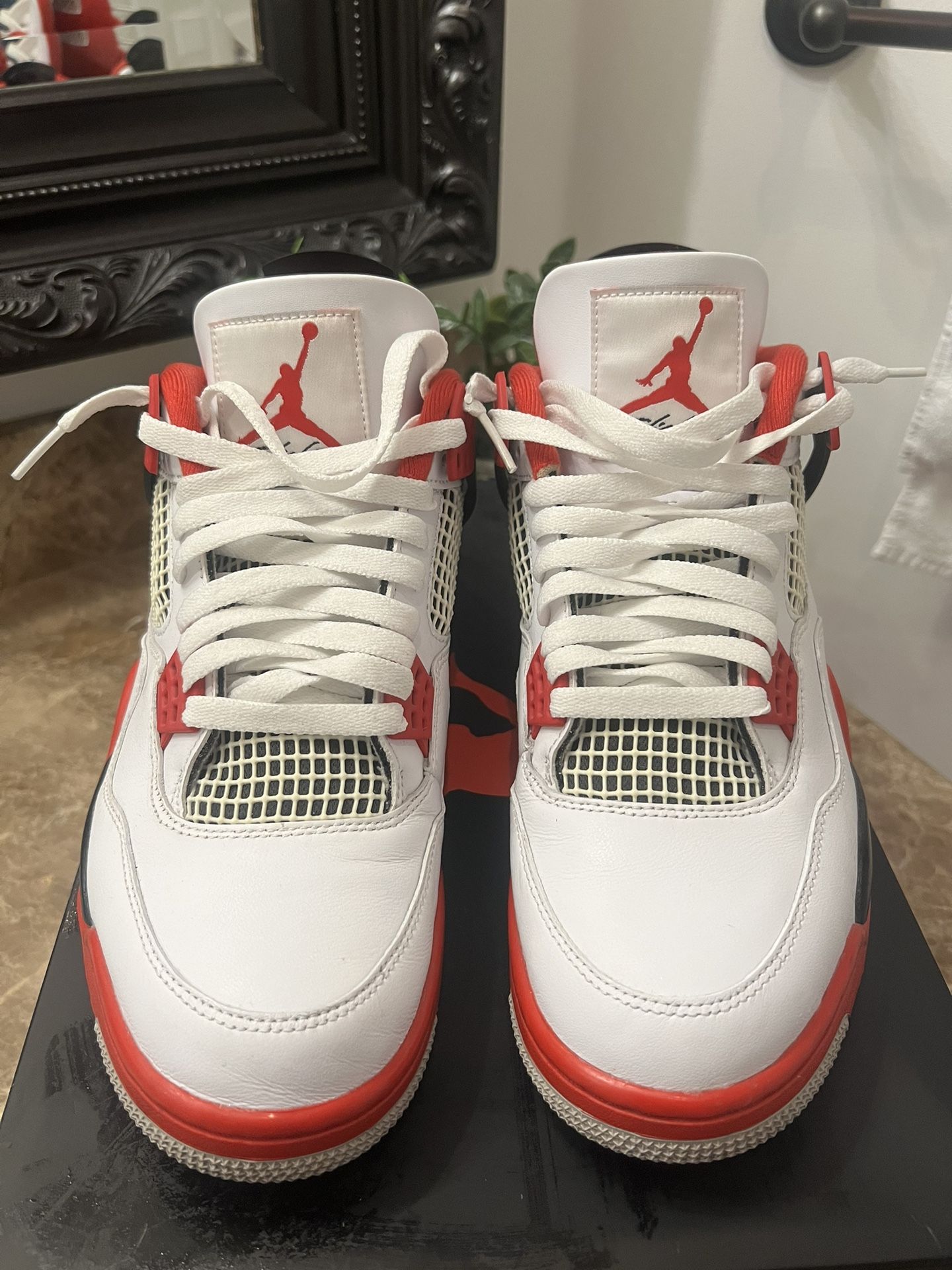 Jordan 4 fire red size 10.5