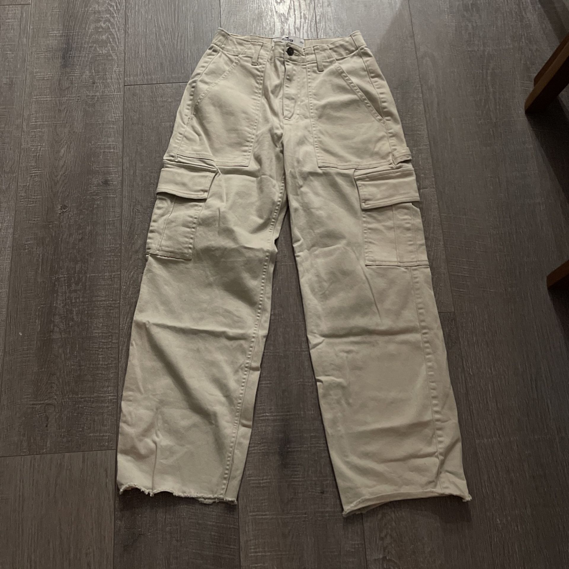 Hollister Cargo Pants, Color: beige, Size: Small for Sale in Los Banos ...