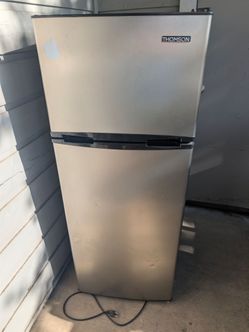 Small fridge for sale  7.5cu ft fridge 1.5 cu freezer