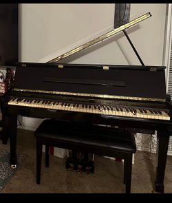 Suzuki Baby Grand Piano