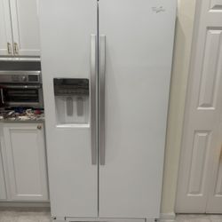  Whirlpool Refrigerator (White) Selling Due To Kitchen Remodel