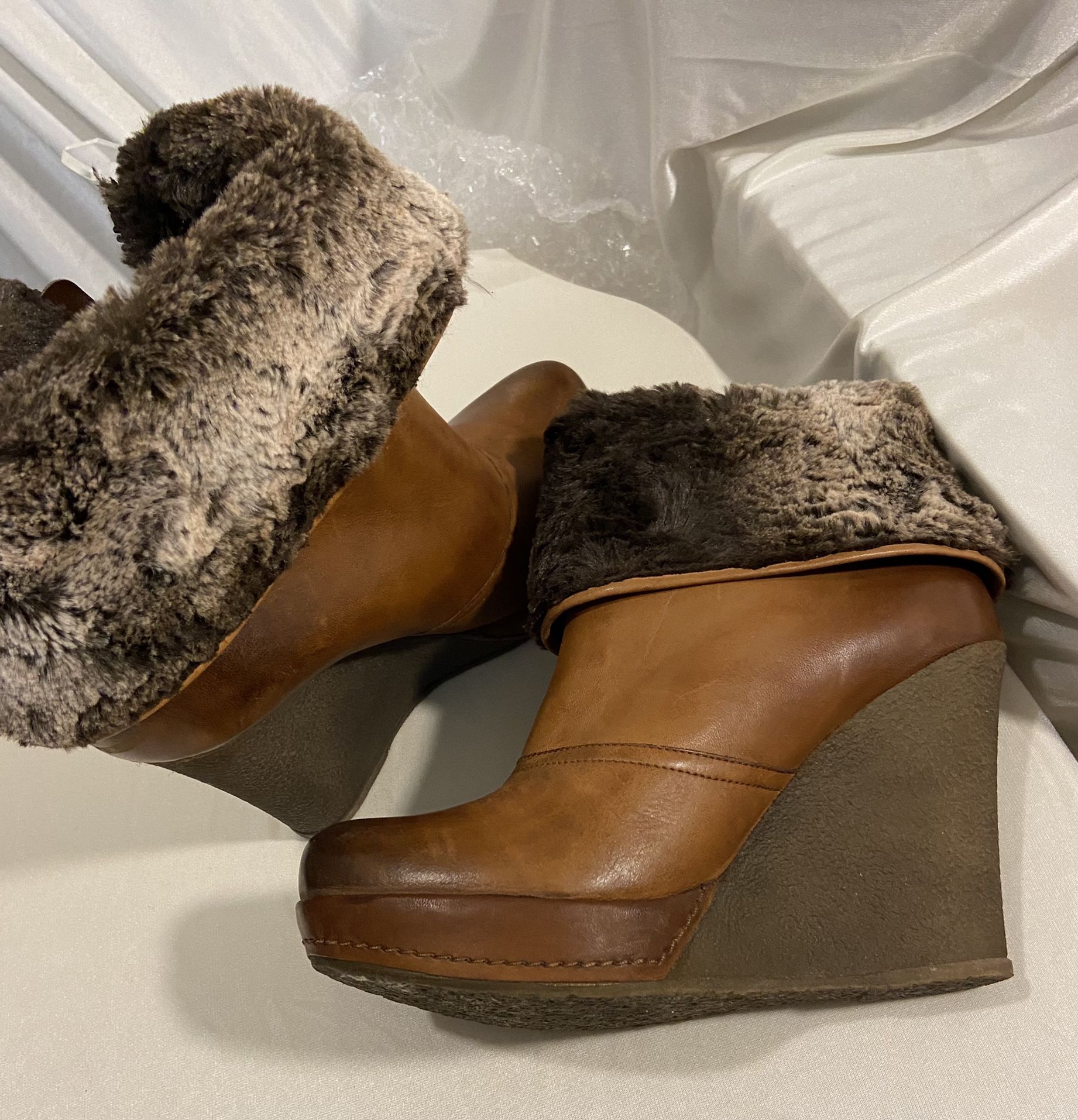 Badura leather Fur cuff Wedge boots Sz 8 Rubber wedge and sole Zip close  4” heel Very comfortable