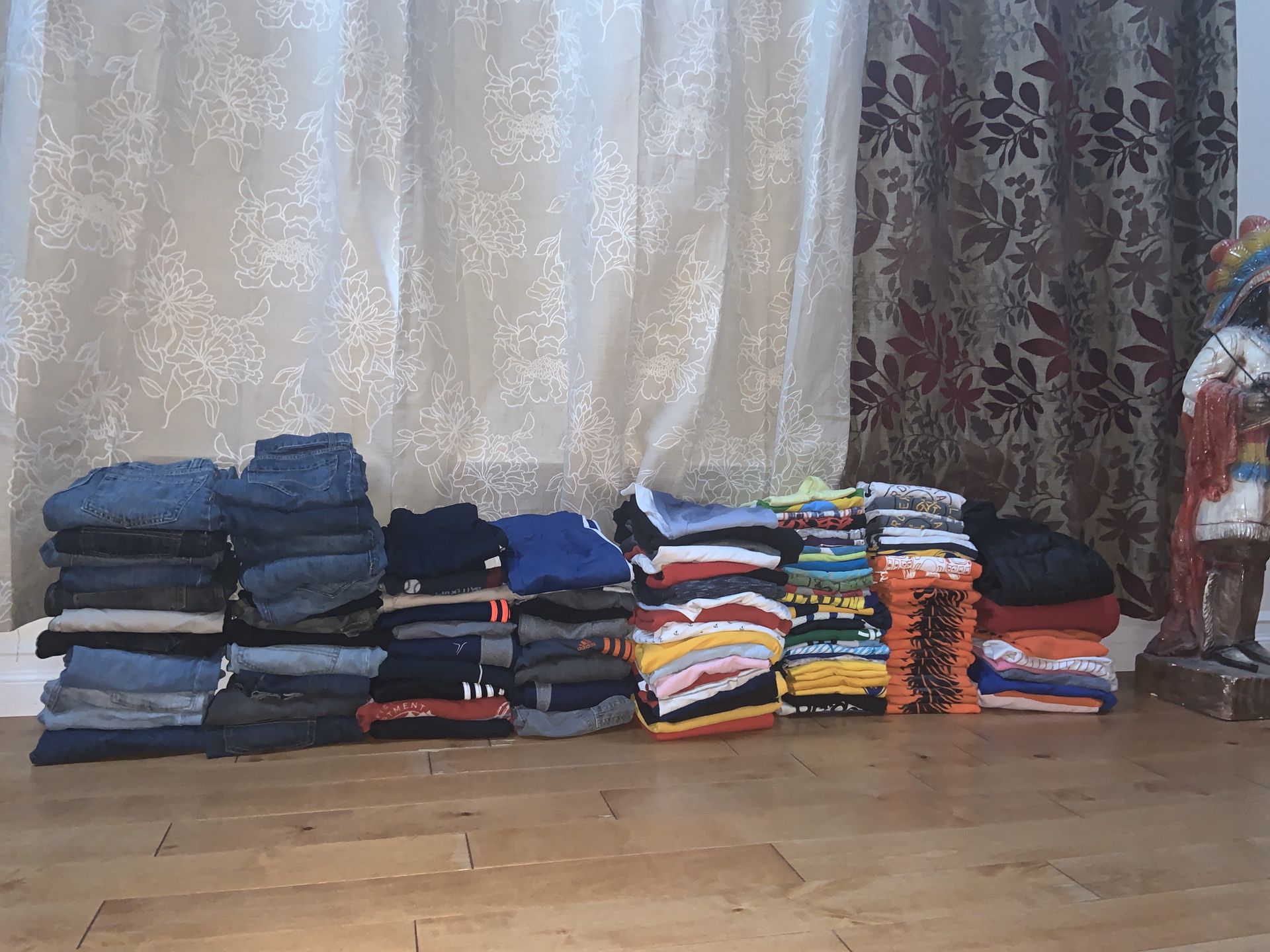 Bulk (219 pieces) of clothes