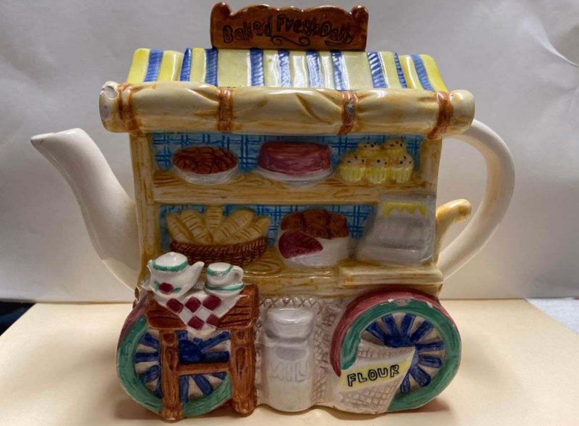 VTGa Lotus Hand Crafted 1995 Home Decor Mini Teapot Ceramic Baked Fresh Daily