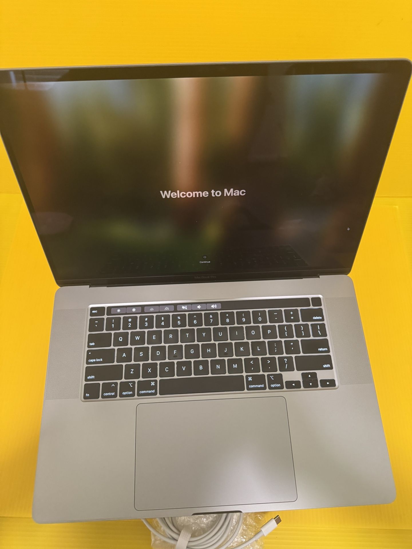 Macbook Pro 16" Retina with touchbar, 2.6 ghz i7 6-core, 16 gb, 500 HD - fast, like new