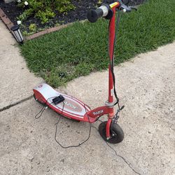 NEEDS BATTERY Razor E100 Electric Scooter