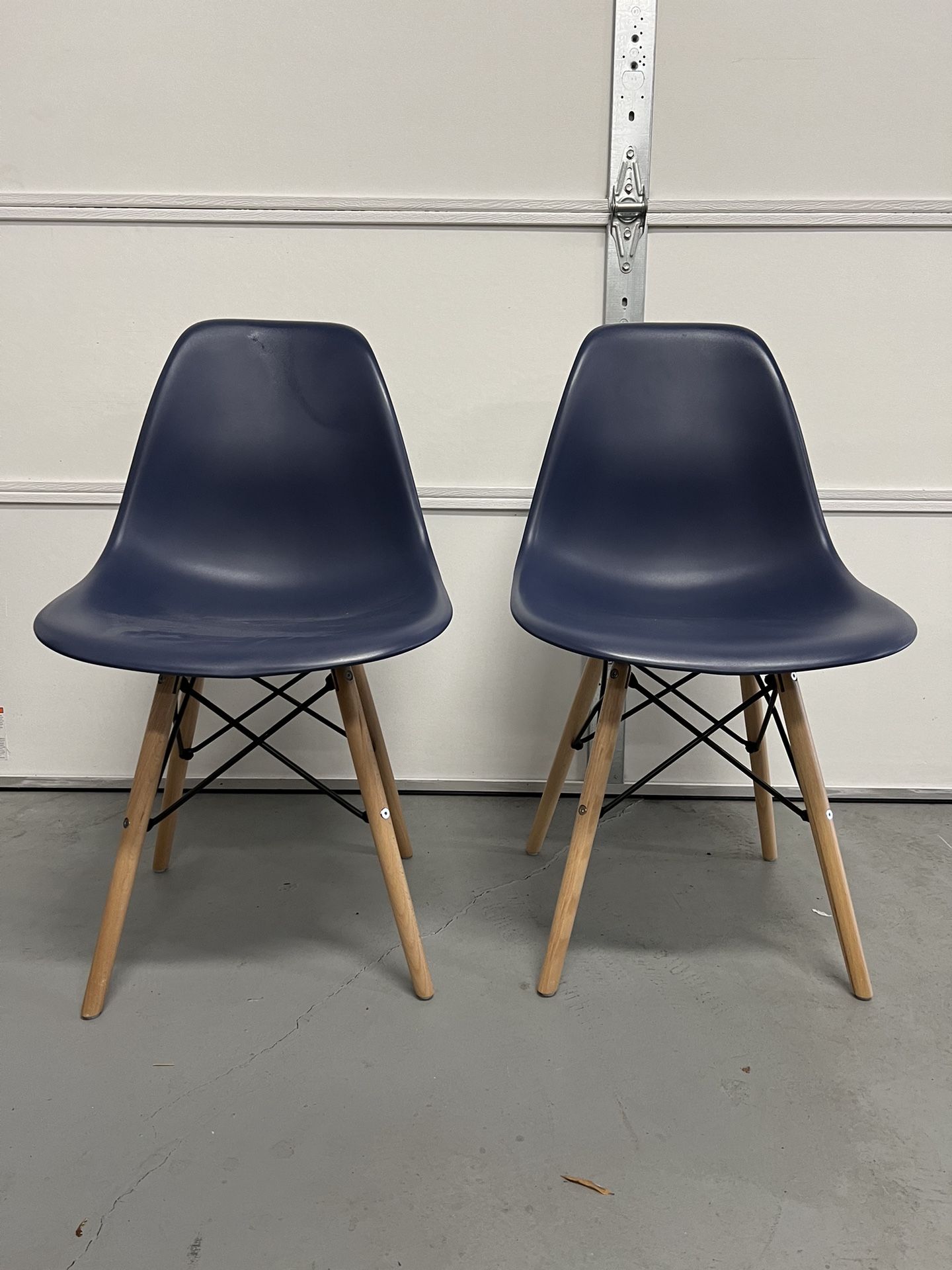 Flash Furniture Elon Series Navy Plastic Chair with Wooden Legs New Assembled Set of 2 $80.00