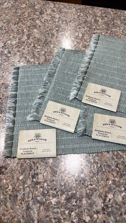 4 place mats New!
