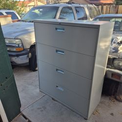 4 drawer lateral filing cabinet with key in great condition 