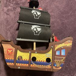 Large size beautiful wooden pirate ship toy like new condition would make an amazing Christmas present