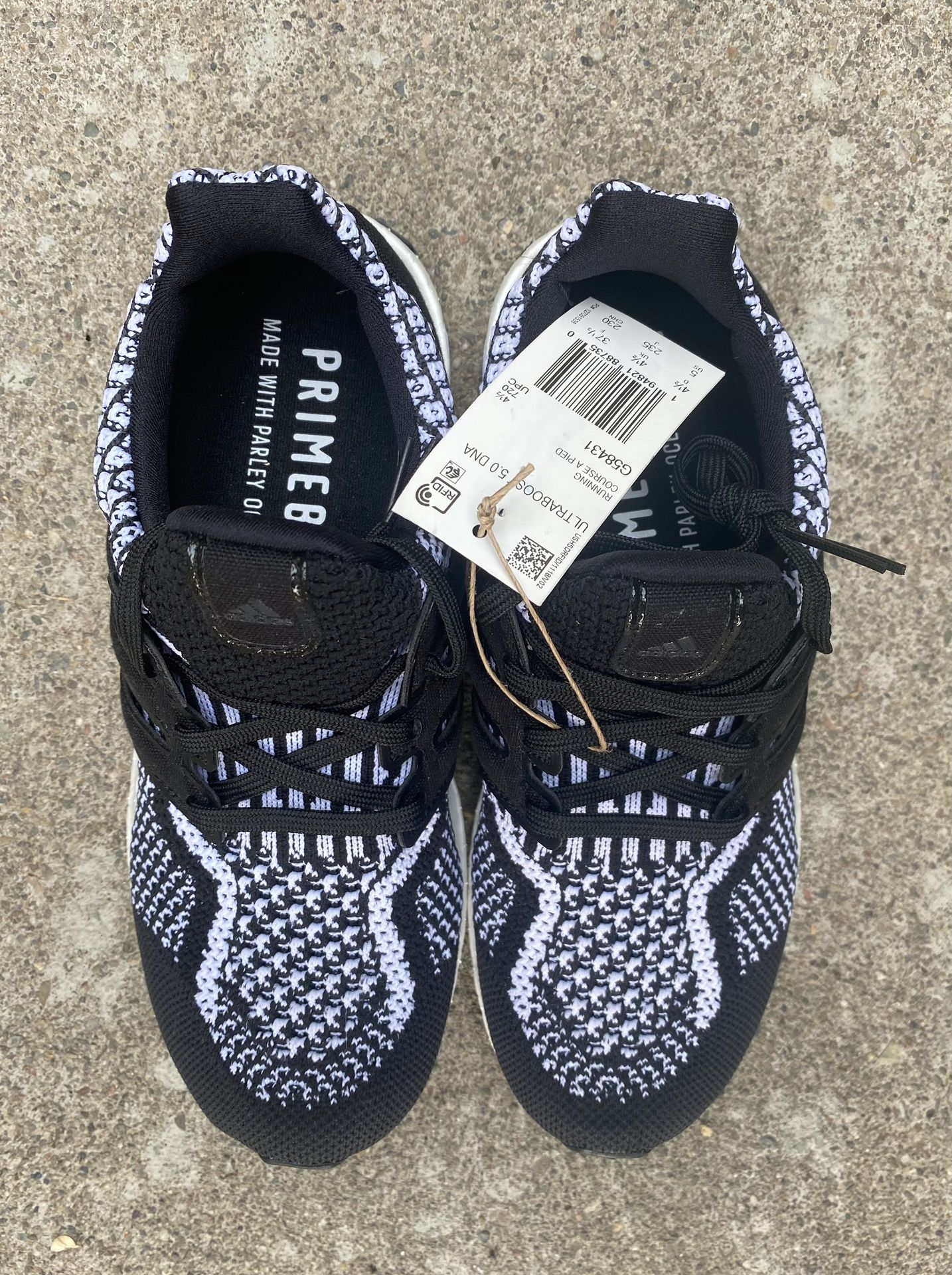 Adidas UltraBoost DNA Black White Oreo G58431 GS Size