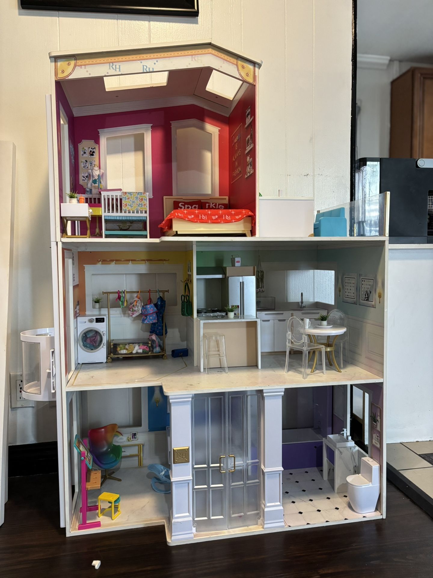 Rainbow High Doll House (+extra accessories)