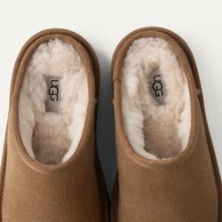 BRAND NEW UGGS Size 5 Youth/7 Women 