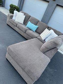 Gorgeous perfect condition gray sectional couch !!