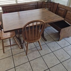 Corner dinette bench and table
