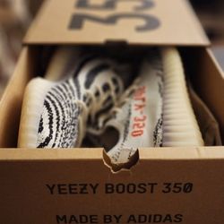 Adidas Yeezy Boost 350 V2
Zebra