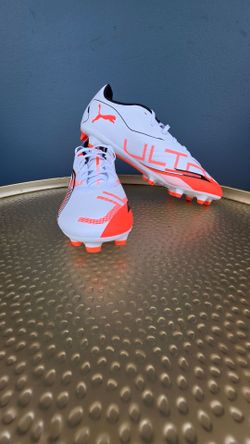 Puma Ultra 5 Play FG/AG Football (Soccer) Cleat – White/Black/Glowing Red
Style 108169-01 | Size US 12 | Brand New