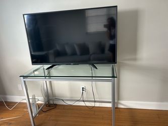 Televisor y mesa