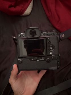 Fujifilm X-T2 Mirrorless Camera + XF 18-55mm f/2.8-4 Lens + Battery Grip