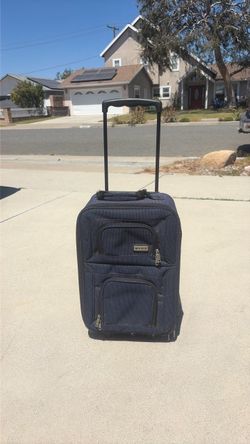 Rolling carry on bag