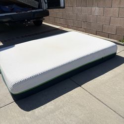 Memory foam mattress, full-size