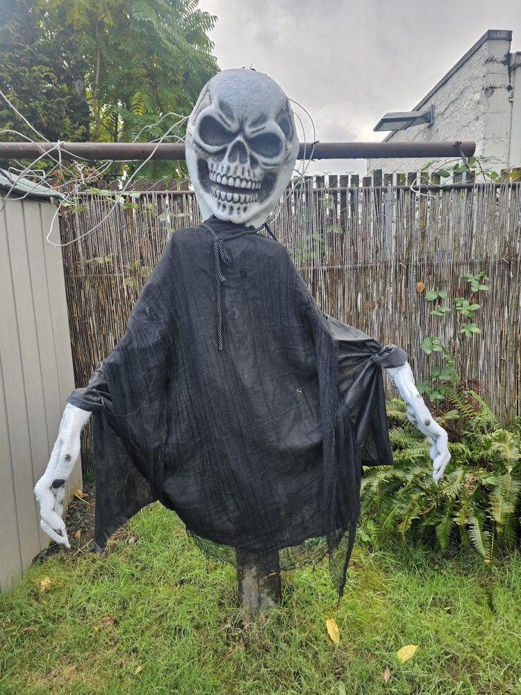 Giant Creepy Skull Dude Halloween