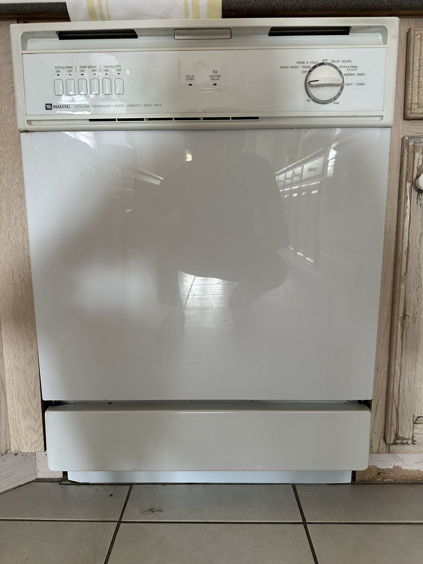 Maytag Dishwasher Model MDB4000AWW