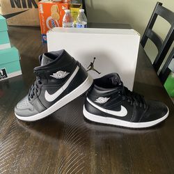 Nike hightop size 8 women