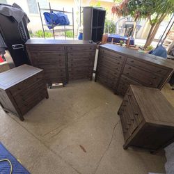 Modus Townsend Solid Wood 4 - Piece Bedroom Set – Rustic Modern – Excellent Condition