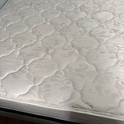 Queen Mattress Good Condition No Stains $30