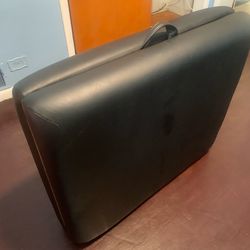 New Portable Massage Table. ( comes with Long pillow & face pillow