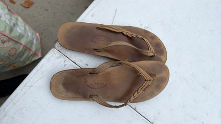 Tan rainbow sandal size 8
