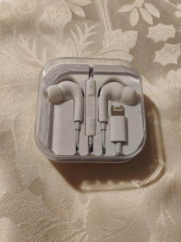 NEW APPLE EAR PODS
