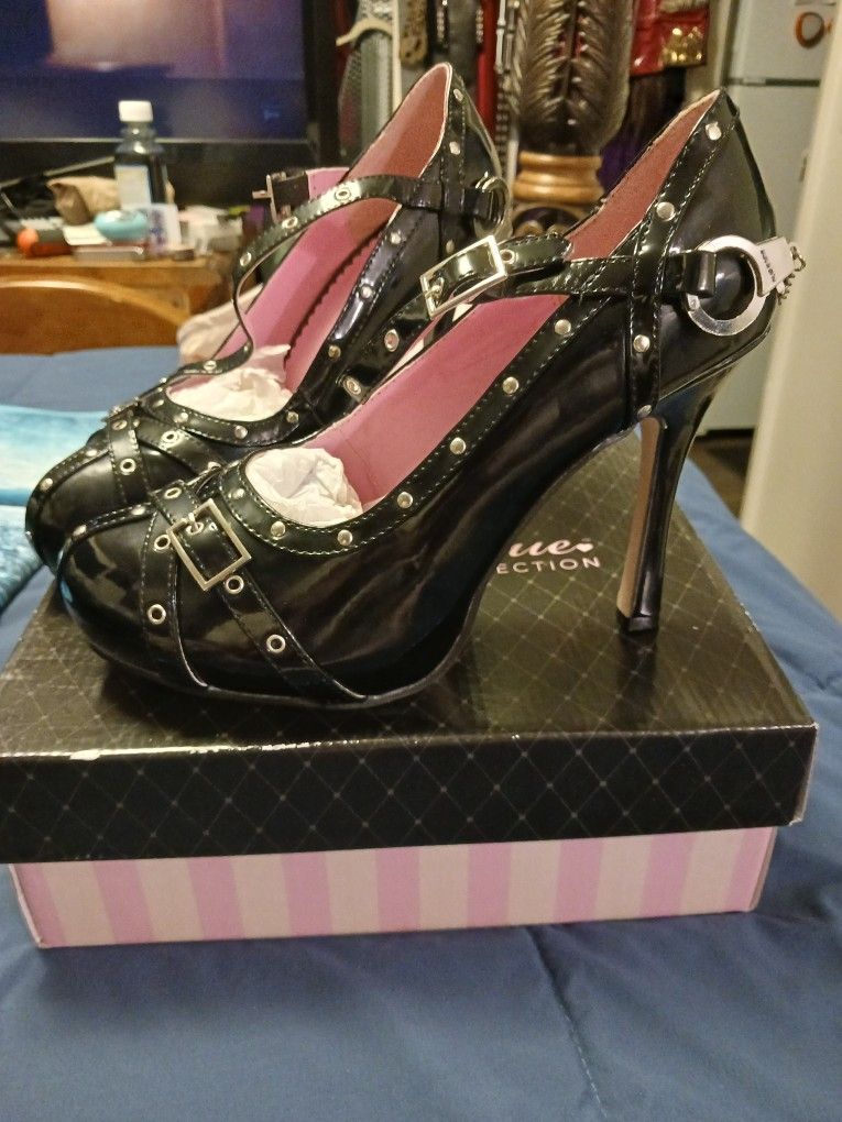New Leg Avenue Handcuff Heels
