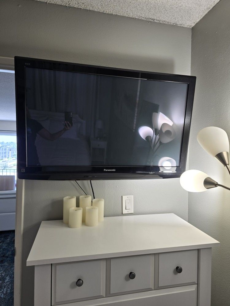 Panasonic 41" Flat Screen TV, With Wall Mount
