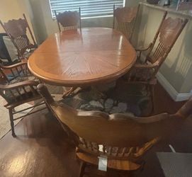 Solid Oak round Dining Table