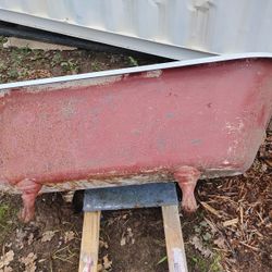 Claw Foot Bath Tub   Cast Iron $75