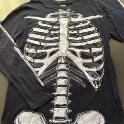 Playera de manga larga de la marca Spirit Halloween con un diseño de esqueleto en el frente y las mangas.