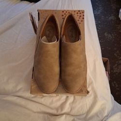 Women's Size 9.5 Euro Soft Shos