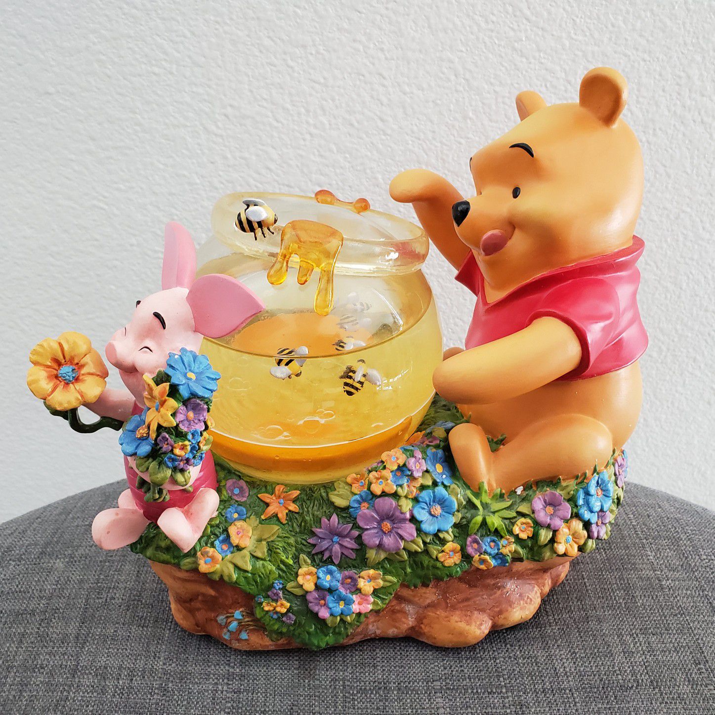 Disney Winnie The Pooh with honey bees & Piglet Snowglobe Collectible statue
