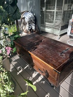 Solid wood coffee table top opens up has two drawers built very nice. It’s on wheels also