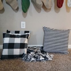 THROW PILLOWS WITH NAPKINS AND THROW BLANKET