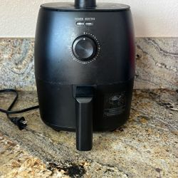 Mainstays 2.2 Qt Air Fryer in Arctic Black with Non-Stick Basket