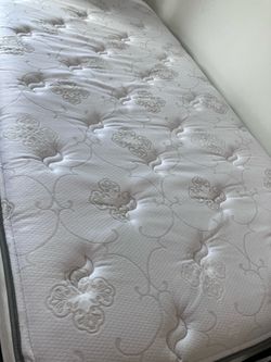 Twin mattress with 2 covers for protection
