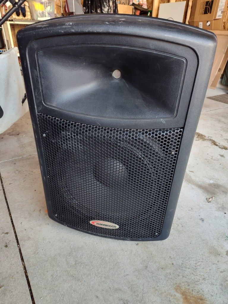 Harbinger APS 15-In Speaker With Built-in Amp